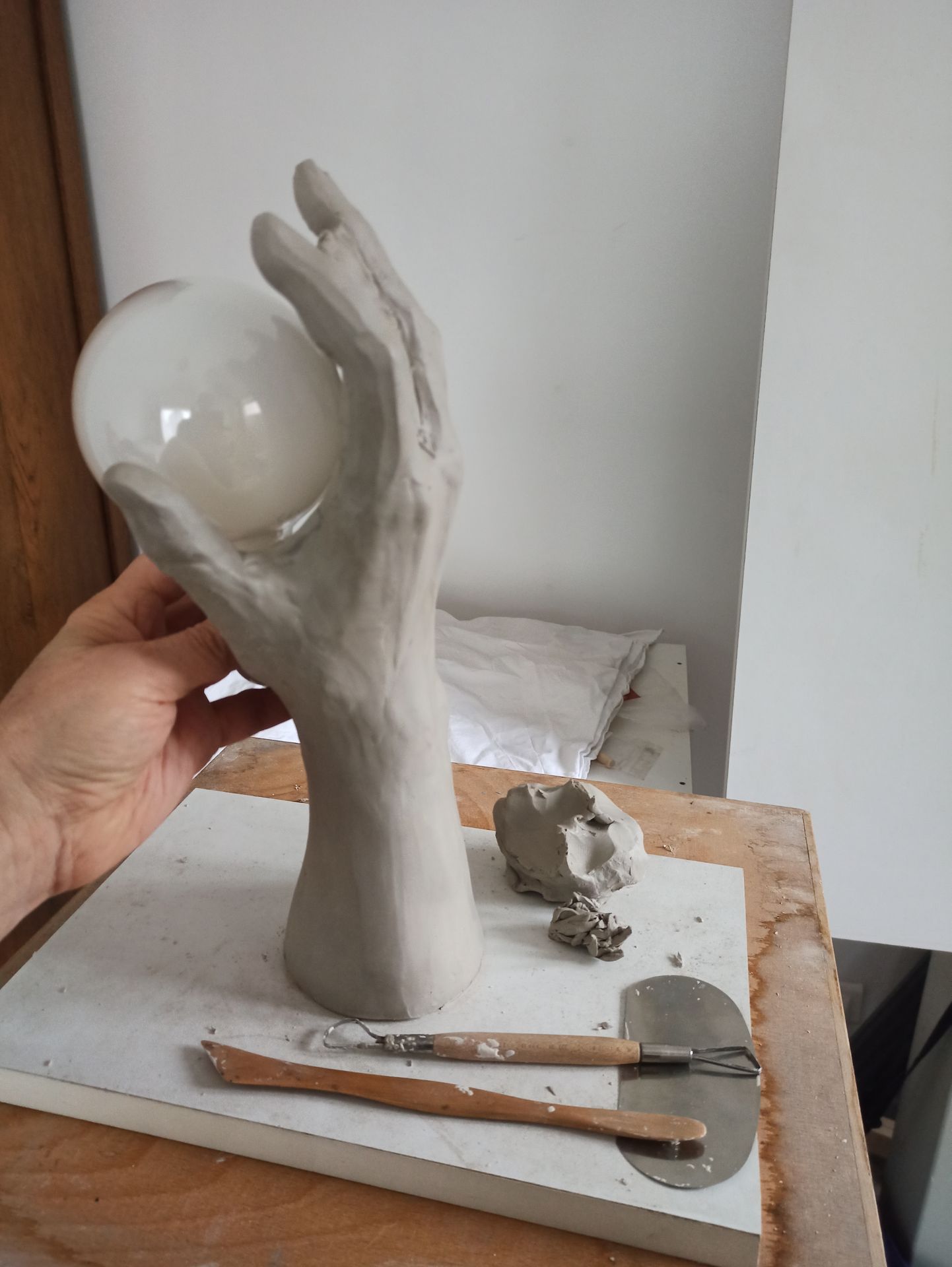 artiste sculpture portrait statue  Géraldine Griffon du Bellay main